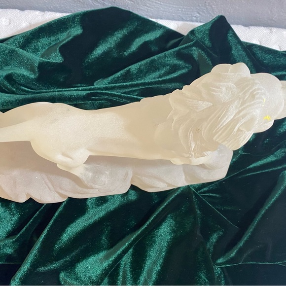 Vintage Frosted Resin Lion W/engravable plaque- it’s heavy. - Picture 5 of 15